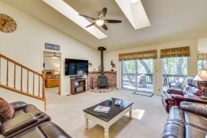 Televisyen dan/atau pusat hiburan di Yosemite Home Base Community Perks and Lake Access!