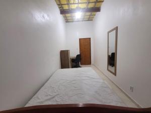 Ένα ή περισσότερα κρεβάτια σε δωμάτιο στο POUSADA CARIOCA em frente ao SANTUARIO DE NOVA FÁTIMA