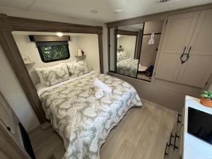 Postel nebo postele na pokoji v ubytování Glamping in Paradise + 25 fotografií