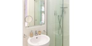 un bagno con lavandino e doccia di La Moresca Hotel a Marina di Ragusa