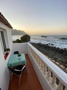 a balcony with a table and a view of the ocean at Apartamento junto al mar El Roque in Santa Cruz de Tenerife