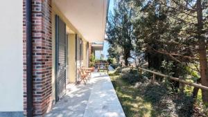 patio con tavolo e sedie sul lato di un edificio di La piccola coccinella a Bellagio
