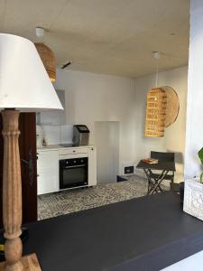 Kuchyň nebo kuchyňský kout v ubytování Hôtel L'Escale Au Soleil
