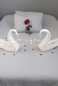 ein Bett mit zwei Herzen und einer Rose in der Unterkunft El Rinconcito de Luisa in Teseguite