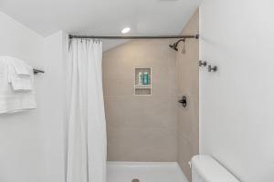 une salle de bain blanche avec douche et toilettes dans l'établissement Beachside 5BR 5BTH Bungalow, 1 Block from Ocean, à Myrtle Beach 34 autres photos