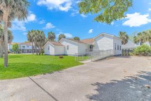 une maison avec allée et palmiers dans l'établissement Beachside 5BR 5BTH Bungalow, 1 Block from Ocean, à Myrtle Beach