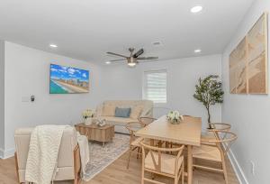 un salon avec une table et un canapé dans l'établissement Beachside 5BR 5BTH Bungalow, 1 Block from Ocean, à Myrtle Beach