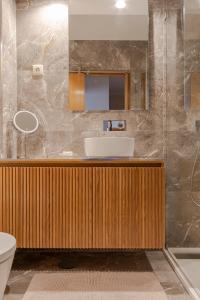 a bathroom with a sink and a mirror at Vista Atlântica-Vila do Conde in Vila do Conde +31 photos