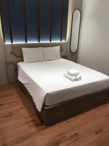 Postel nebo postele na pokoji v ubytování Signature Mithras Hotel25