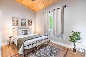 a bedroom with a bed and a wooden ceiling at Eagle Retreat Mountain Getaway in Whittier