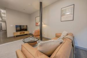 Una sala de estar con un sofá y un televisor. en Chic Modern 2 bed Apartment with Exposed Brick, en Boston