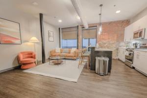 Una cocina y una sala de estar con mesa y sillas. en Chic Modern 2 bed Apartment with Exposed Brick, en Boston