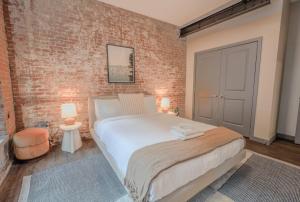 Postel nebo postele na pokoji v ubytování Downton Boston Luxurious 2 Bed