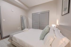 Ένα ή περισσότερα κρεβάτια σε δωμάτιο στο Luxurious Downtown 1 Bedroom