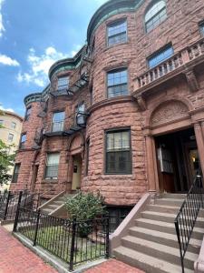 un gran edificio de ladrillo con escaleras delante en Back Bay Simple Studio Apartment, en Boston