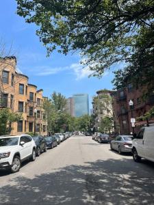 una calle con coches aparcados al costado de la carretera en Back Bay Simple Studio Apartment, en Boston