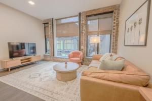 Μια τηλεόραση ή/και κέντρο ψυχαγωγίας στο Luxury 2 bedroom Apt