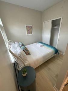 En eller flere senge i et værelse på Modern studio apartment