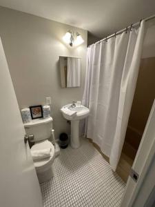 Et badeværelse på Modern studio apartment