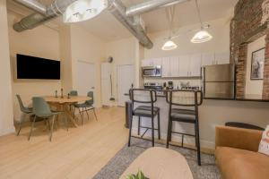 Una sala de estar con mesa y sillas y una cocina. en Simple Spacious Apartment, en Boston 7 fotos más