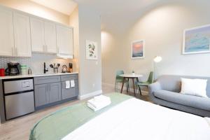 een kamer met een bed, een keuken en een bank bij Bright Modern Studio in the South End in Boston