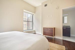 Ένα ή περισσότερα κρεβάτια σε δωμάτιο στο Open Air 2BR in FIDI Boston Close to Everything