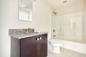 Ένα μπάνιο στο Open Air 2BR in FIDI Boston Close to Everything +14 φωτογραφίες