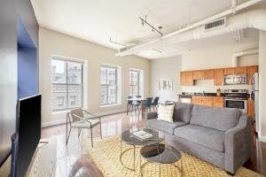 Η κουζίνα ή μικρή κουζίνα στο Open Air 2BR in FIDI Boston Close to Everything