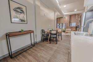 eine Küche und ein Esszimmer mit Tisch und Stühlen in der Unterkunft Stylish Downtown 2 Bedroom in Boston + 5 Fotos