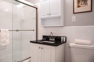 Ένα μπάνιο στο Cozy Back Bay Studio and Close to Fenway