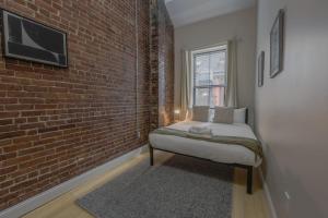 Postel nebo postele na pokoji v ubytování Stylish Exposed Brick 3 Bedroom