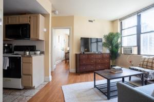 Η κουζίνα ή μικρή κουζίνα στο Financial District Charm and Close Walk to Downtown