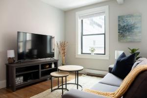 Et tv og/eller underholdning på Serene 1BR with 99 WalkScore Fast Wifi and SmartLock + 1 billede