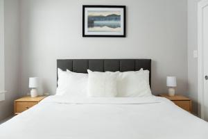 En eller flere senge i et værelse på Serene 1BR with 99 WalkScore Fast Wifi and SmartLock