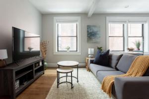 Et tv og/eller underholdning på Serene 1BR with 99 WalkScore Fast Wifi and SmartLock