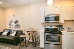 Kuchyň nebo kuchyňský kout v ubytování Newly Designed Loft - Fast Wifi - Pet Friendly + 3 fotografie