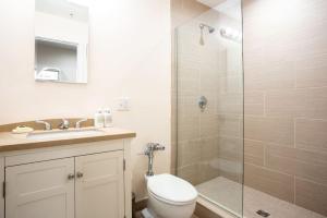 Et badeværelse på Center of Boston Studio Pet Friendly Laundry