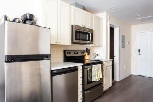 Køkken eller tekøkken på Center of Boston Studio Pet Friendly Laundry