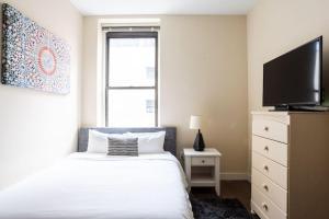 Et tv og/eller underholdning på Center of Boston Studio Pet Friendly Laundry