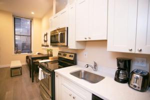 Η κουζίνα ή μικρή κουζίνα στο Downtown Loft Walk Anywhere Ideal for Nurses