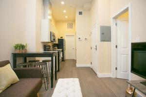 Η κουζίνα ή μικρή κουζίνα στο Downtown Loft Walk Anywhere Ideal for Nurses +1 φωτογραφίες