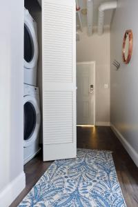 een deur naar een wasruimte met een wasmachine bij Spacious 4bed Loft Downtown Boston Beacon Hill in Boston