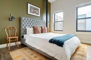 een slaapkamer met een groot bed en een stoel bij Spacious 4bed Loft Downtown Boston Beacon Hill in Boston