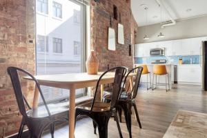 een keuken en eetkamer met een tafel en stoelen bij Spacious 4bed Loft Downtown Boston Beacon Hill in Boston +11 foto's