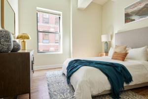 Ένα ή περισσότερα κρεβάτια σε δωμάτιο στο Wonderful FIDI 2br with Keyless Entry