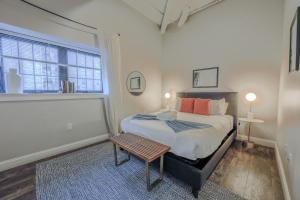 Ένα ή περισσότερα κρεβάτια σε δωμάτιο στο Centralized Downtown Location Onsite Parking