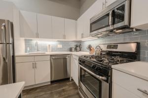 Η κουζίνα ή μικρή κουζίνα στο Centralized Downtown Location Onsite Parking