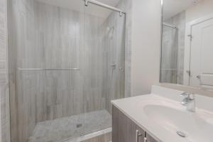 Ένα μπάνιο στο Centralized Downtown Location Onsite Parking