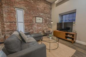 Μια τηλεόραση ή/και κέντρο ψυχαγωγίας στο Centralized Downtown Location Onsite Parking