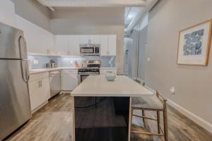 Η κουζίνα ή μικρή κουζίνα στο Centralized Downtown Location Onsite Parking +3 φωτογραφίες